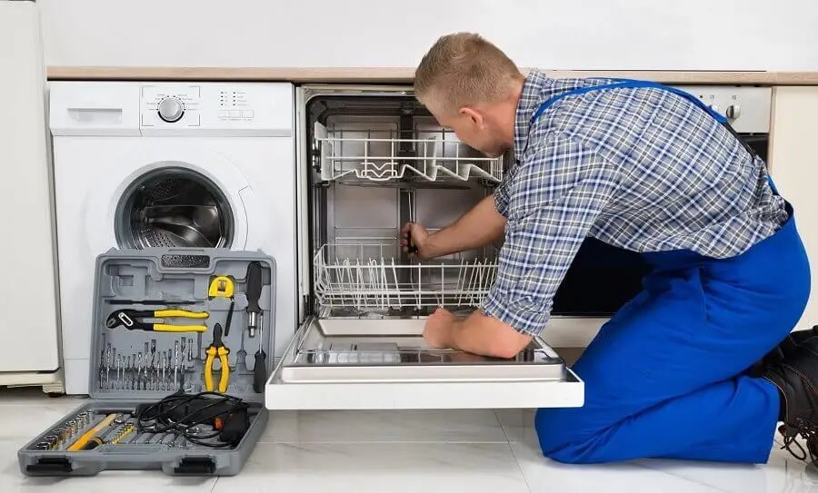 Narlıdere Whirlpool servisi teknisyen ekibi beyaz eşya tamiri yaparken